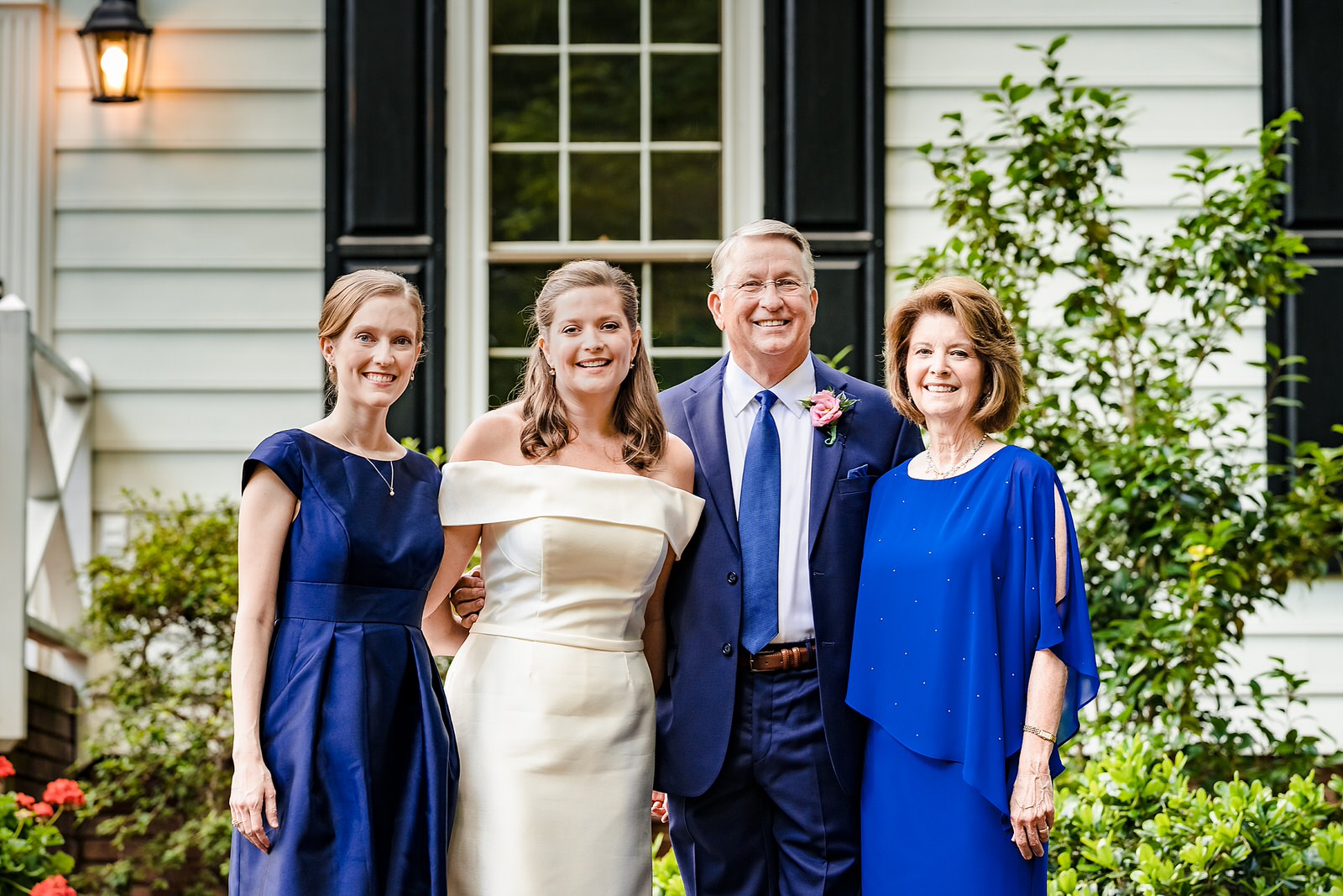 Bride poses with her parents and her sister, the maid of honor