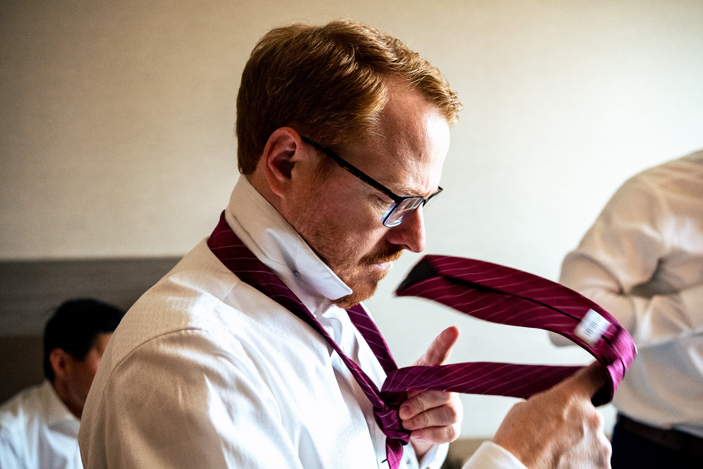groom ties his tie on his wedding day | photos by Kivus & Camera