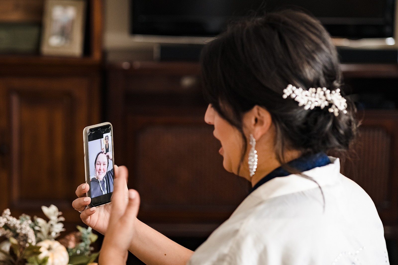 Because of Covid, the bride's best friend couldn't come to the wedding, so they facetimed while she got ready