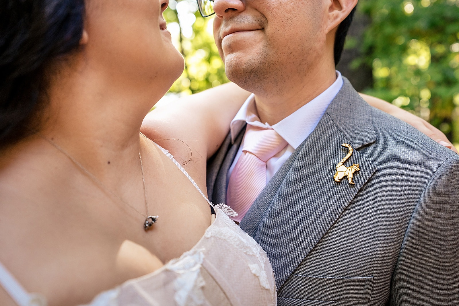 a lemur lapel pin and a lemur necklace were the perfect details for this Duke lemur center wedding