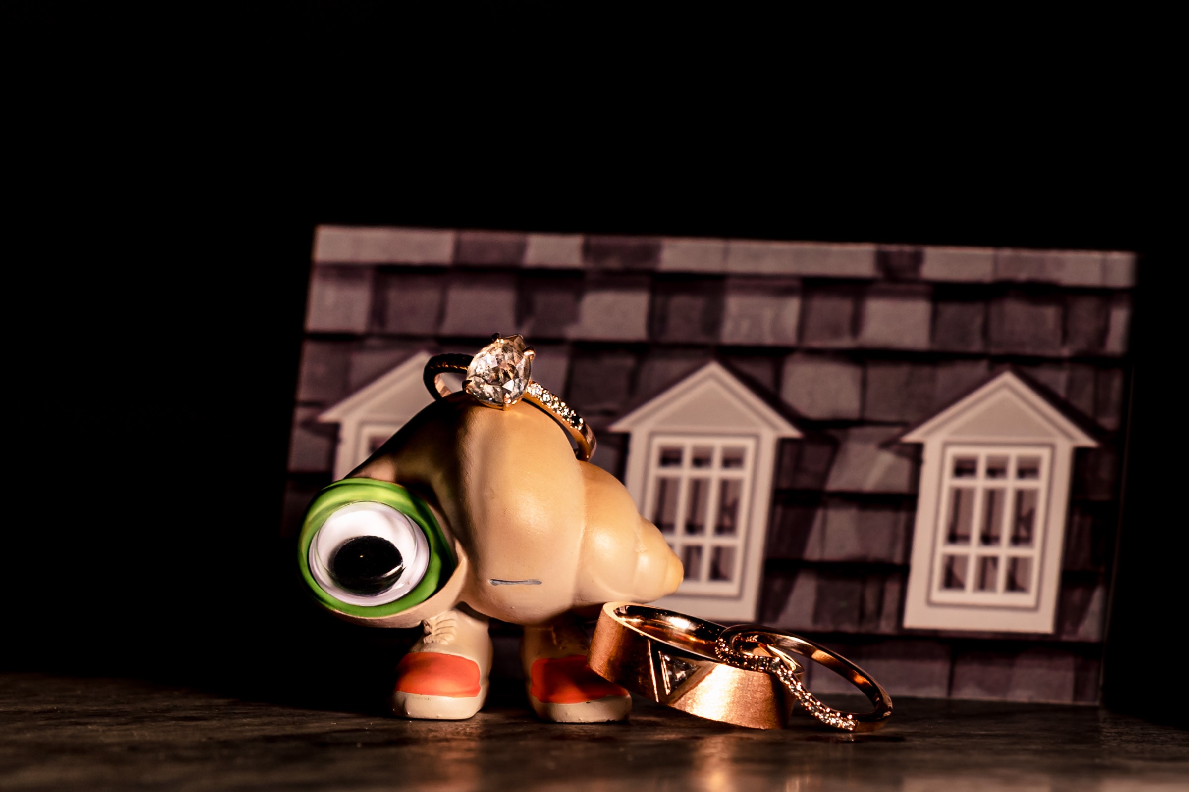 wedding rings with a figurine of Marcel the Shell with Shoes on | Kivus & Camera