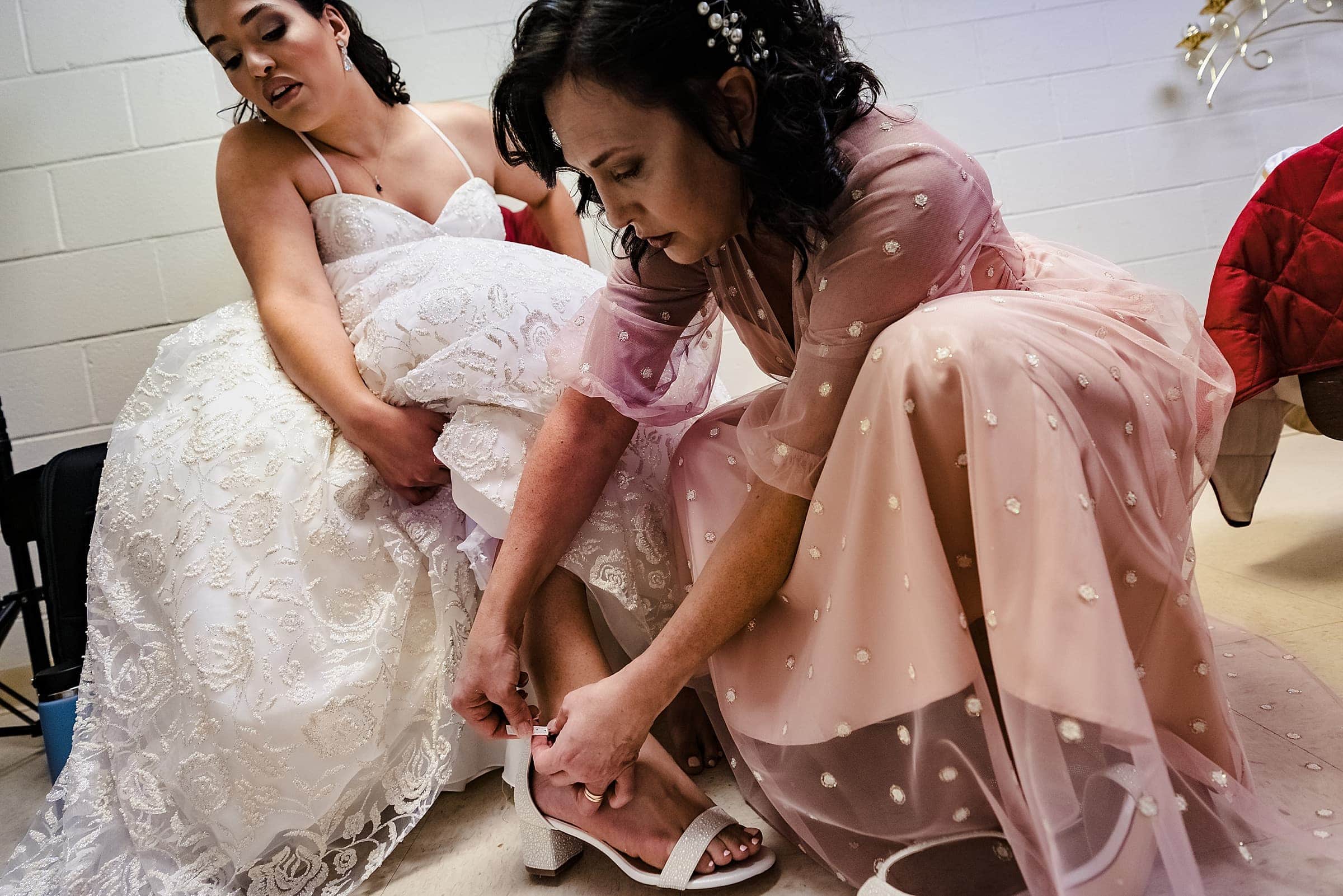 Brides mother helps her with the finishing touches | photos by Kivus & Camera