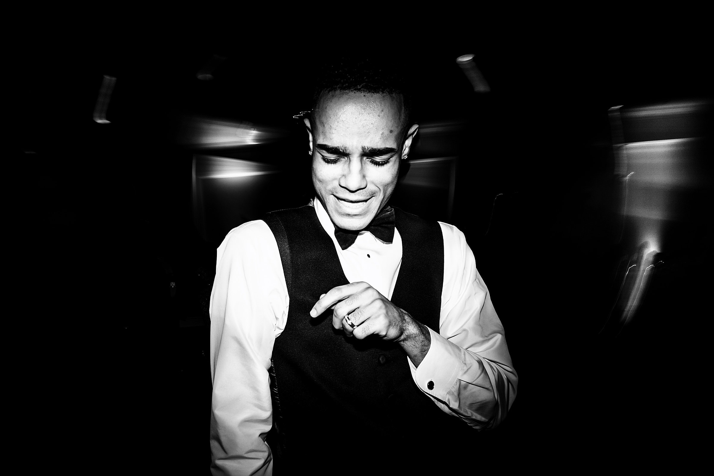 Fun dance floor at a wedding with lots of 90s hiphop and R&B | photos by Kivus & Camera