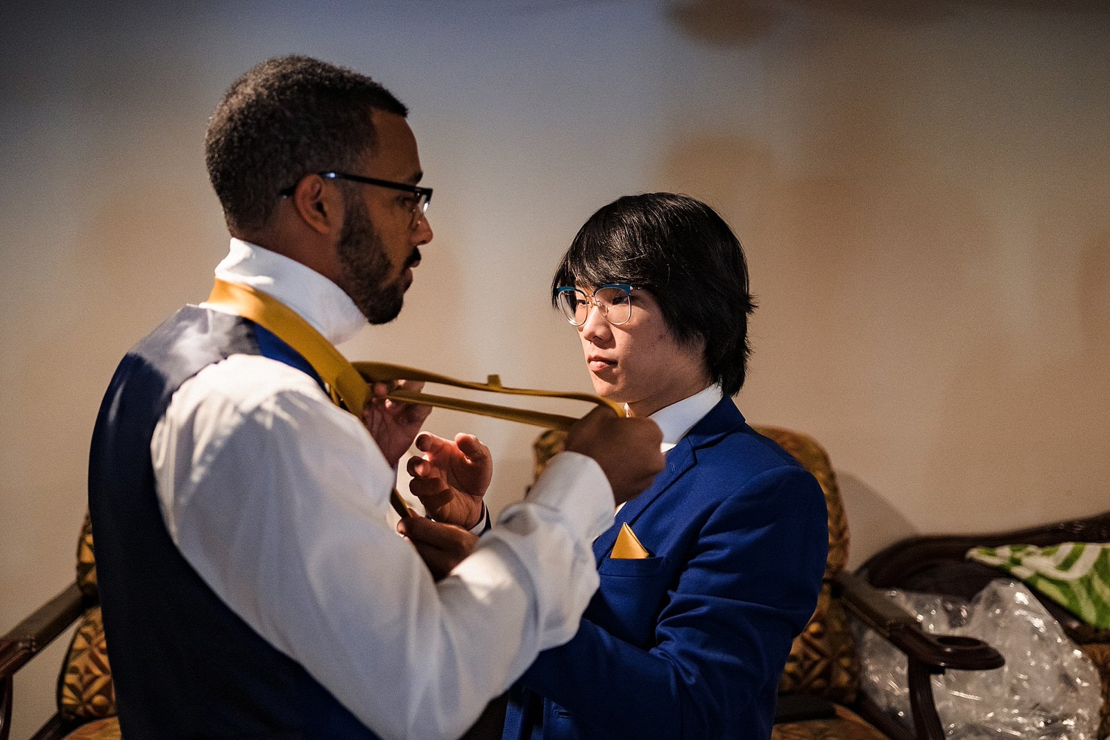 sometimes groomsmen who don't wear ties regularly need a little help from their friends!