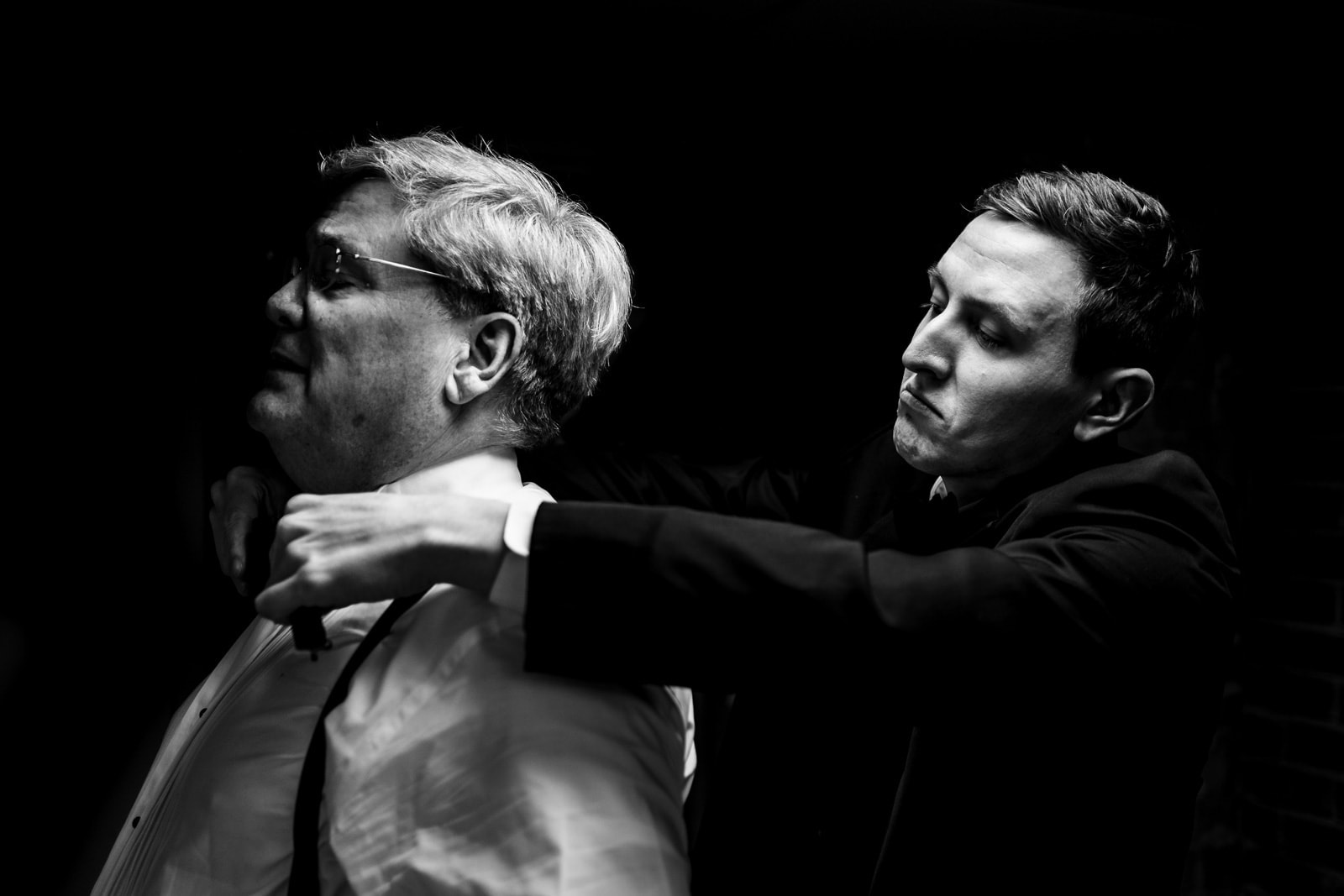 groom helps his soon-to-be father-in-law with his bow tie | photos by Kivus & Camera