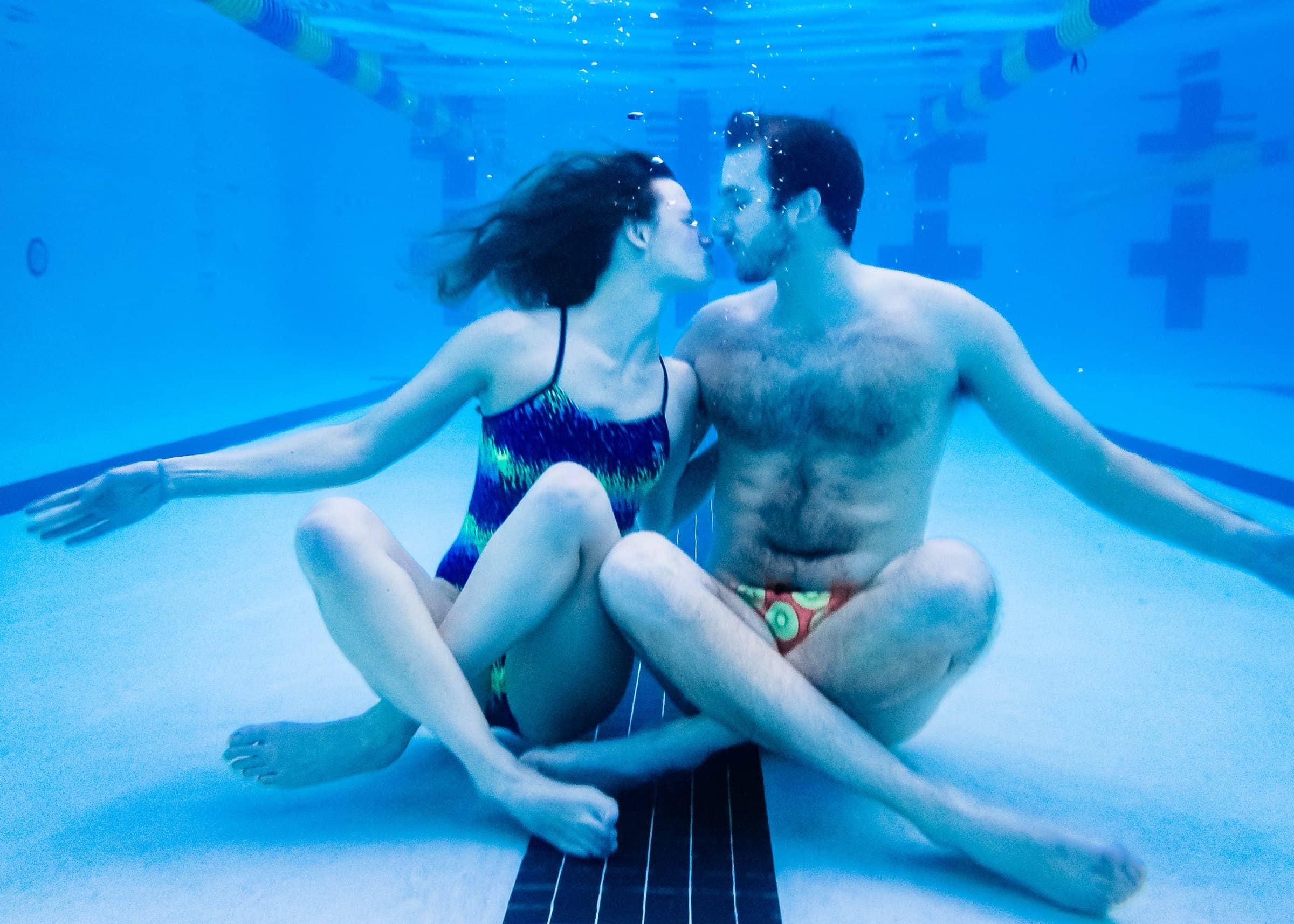 Love to swim? Jump in for a swimming pool engagement photo session | photos by Kivus & Camera